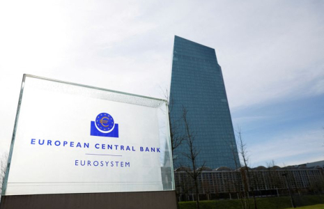 Une vue montre le logo de la Banque centrale européenne (BCE) à l'extérieur de son siège à Francfort, Allemagne