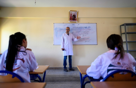 Des élèves suivent un cours d'arabe dans l'une des "Ecoles de la deuxième chance" destinées à lutter contre le décrochage scolaire, le 22 mai 2025 dans la ville marocaine de Tiflet, à une soixantaine de kilomètres de Rabat ( AFP / Issam ZERROK )