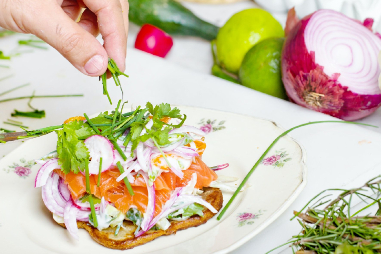 Dans un contexte confiné où les Français ont retrouvé le goût de la cuisine, ce poisson qui se consomme tel quel ou dans de multiples recettes a donc conquis ou reconquis de nouveaux foyers. (Crédits photo : Unsplash - Monstruo Estudio )