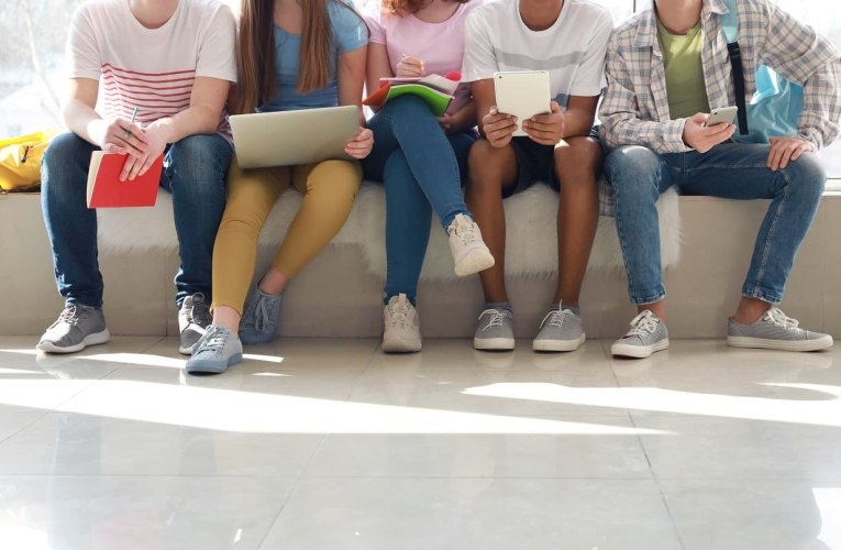 (Jeunes équipés d'appareils connectés pour la rentrée à protéger contre les dommages accidentels - Crédit photo : Adobe Stock)