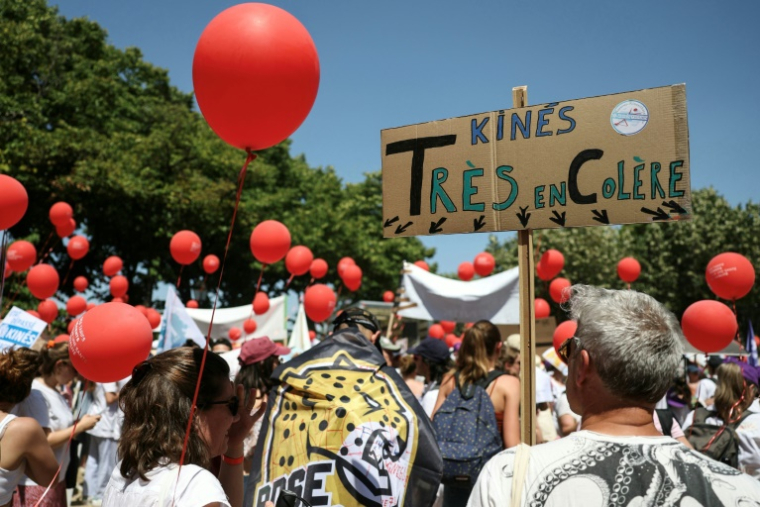 Manifestation de soignants libéraux à Paris, le 1er juillet 2025 ( AFP / Thomas SAMSON )