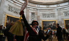 Des partisans de Donald Trump entrent dans la Rotonde du Capitole des États-Unis le 6 janvier 2021, à Washington ( AFP / SAUL LOEB )