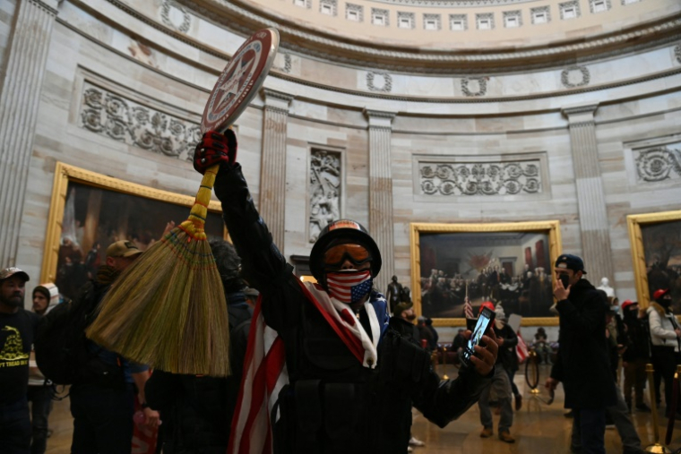 Des partisans de Donald Trump entrent dans la Rotonde du Capitole des États-Unis le 6 janvier 2021, à Washington ( AFP / SAUL LOEB )