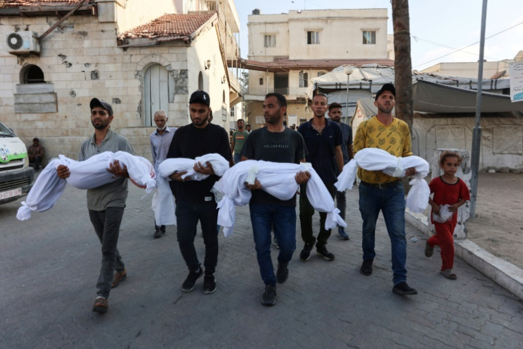 Des Palestiniens portent les corps d'enfants tués dans la ville de Gaza, le 2 juillet 2025 ( AFP / Omar AL-QATTAA )