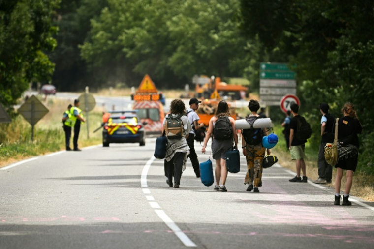 Des opposants au projet de l'autoroute A69 Toulouse-Castres quittent leur campement à Maurens-Scopont, dans le Tarn, le 6 juillet 2025 ( AFP / Matthieu RONDEL )