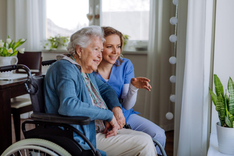 Quand vous vendez la maison de vos parents partis habiter en maison de retraite, vous pouvez quand même bénéficier de l’exonération de la plus-value valable pour la vente d’une résidence principale. ( crédit photo : Shutterstock )
