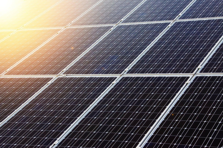 L'installation de panneaux photovoltaïques coûte en moyenne entre 8 000 et 10 000 euros. (illustration) (PublicDomainPictures / Pixabay)