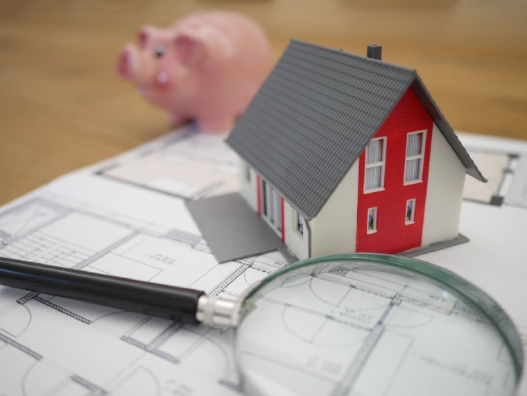 Pour une renégociation, le contrat est moins complet que celui du prêt (Crédits photo : Unsplash - Tierra Mallorca )