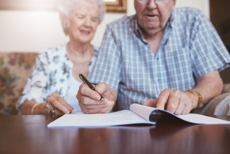 Dans une optique de transmission, vous êtes libre de rédiger un testament et de désigner un légataire universel crédit photo : Jacob Lund/Shutterstock / Jacob Lund