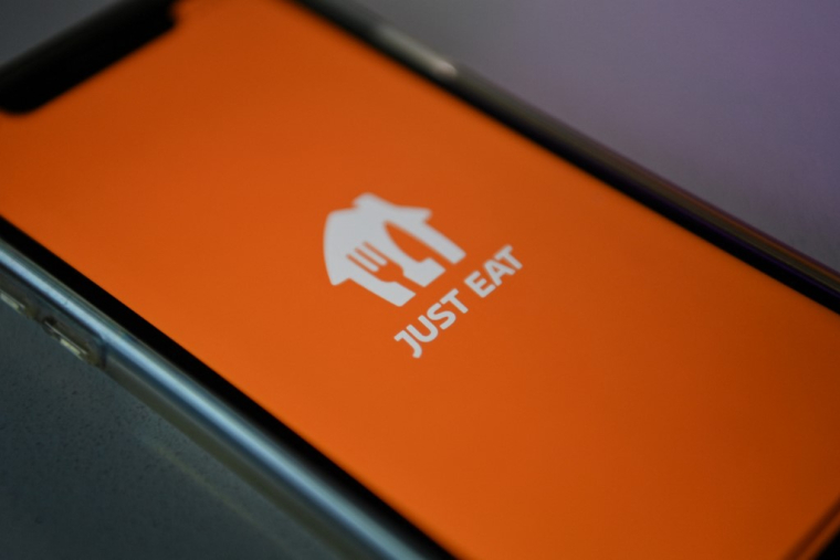 Just Eat envisage de se séparer de 350 livreurs en France ( AFP / BEN STANSALL )
