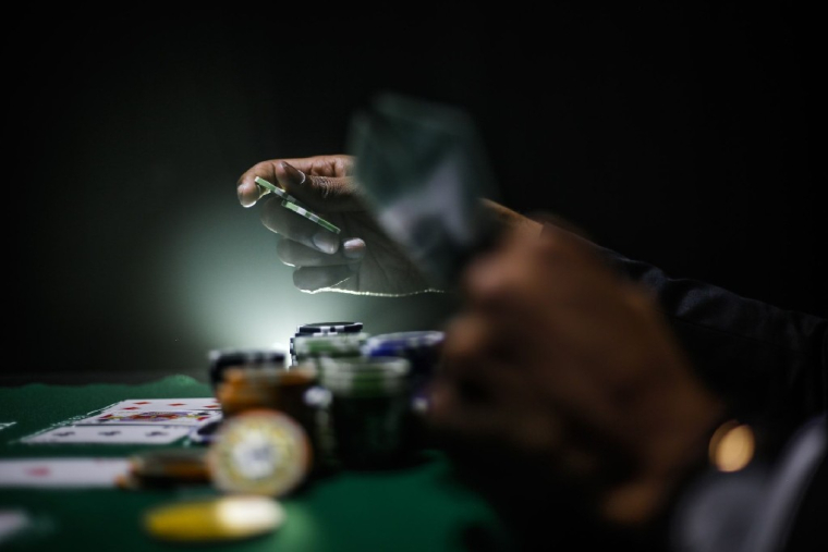 «Le poker en ligne connaît un boom sans précédent», confirme Aurélien Guiglini, responsable du poker chez Winamax. (Crédits photo : Unsplash - Keenan Constance )