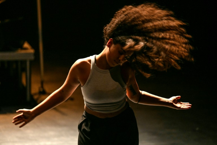Une actrice se produit sur scène dans la pièce "When I Saw the Sea" du metteur en scène libanais Ali Chahrour, dans un théâtre de Beyrouth, le 2 mai 2025 ( AFP / Joseph EID )