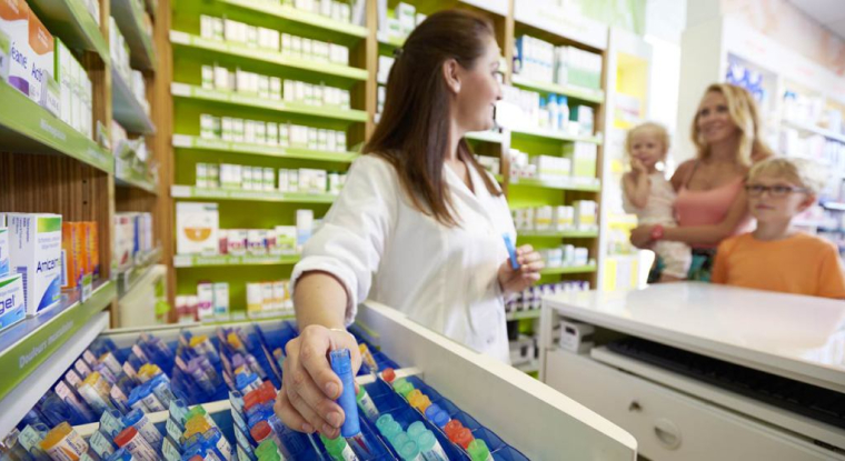 Des produits Boiron dans une pharmacie. (© Boiron)