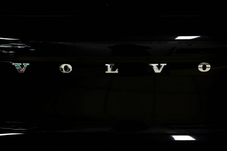 Un logo de Volvo est visible à l'intérieur d'un concessionnaire automobile à Nijmegen