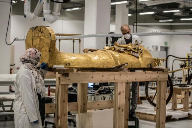Des archéologues effectuent des restaurations sur le sarcophage en or de l'ancien pharaon égyptien Toutânkhamon au laboratoire de restauration du Grand Musée égyptien (GEM) à Gizeh, dans la banlieue sud-ouest du Caire, le 13 avril 2020 en Egypte ( AFP / Khaled DESOUKI )