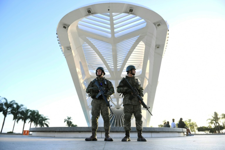 Des membres de la marine brésilienne patrouillent dans le centre ville de Rio de Janeiro, où se tiendra le sommet des Brics 2025, le 5 juillet 2025 ( AFP / Daniel RAMALHO )