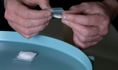 Image tirée d'une vidéo de l'AFPTV montrant un dealer tenant un sachet de kétamine à Londres, le 19 juin 2025 ( AFPTV / Julie EZVAN )