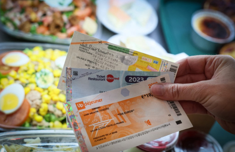 Le format papier des titres-restaurant vit ses derniers mois, avant la dématérialisation totale espérée à l'horizon 2027 (illustration) ( AFP / ALAIN JOCARD )