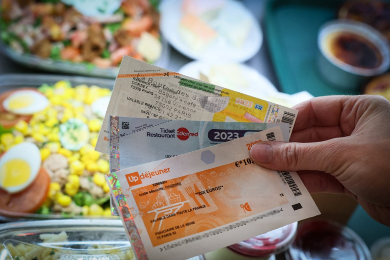 Le format papier des titres-restaurant vit ses derniers mois, avant la dématérialisation totale espérée à l'horizon 2027 (illustration) ( AFP / ALAIN JOCARD )