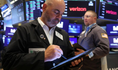 Les traders travaillent sur le parquet de la Bourse de New York (NYSE)