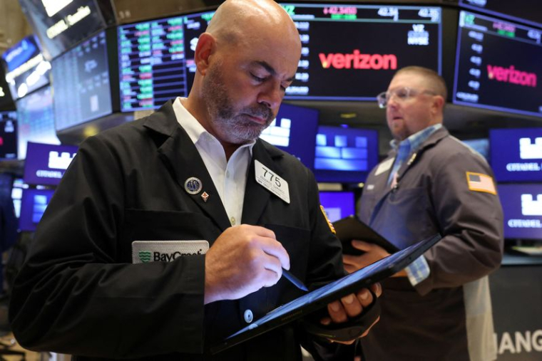 Les traders travaillent sur le parquet de la Bourse de New York (NYSE)