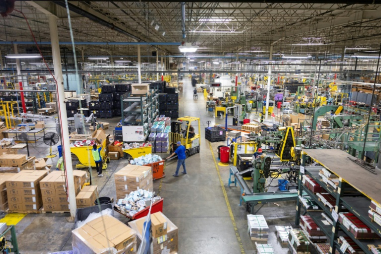Dans une usine de l'entreprise Independant Can, qui fabrique des boîtes en fer blanc, à Belcamp, dans le Maryland, le 25 juin 2025 ( AFP / RYAN COLLERD )
