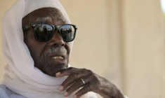 Biram Senghor, fils d'un tirailleur sénégalais tué par l'armée coloniale française en 1944 à Thiaroye, sur la terrasse de sa maison de Diakhao, le 22 novembre 2024 au Sénégal ( AFP / SEYLLOU )
