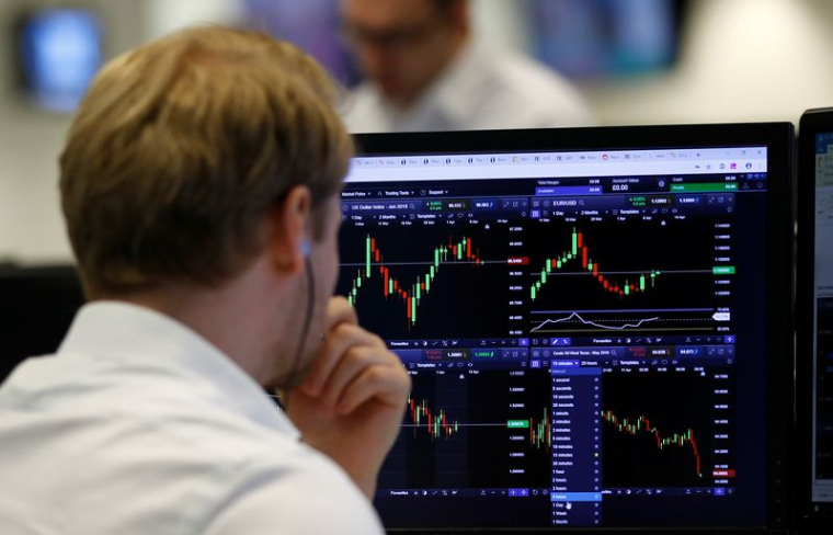 Un trader chez CMC Markets dans la City de Londres