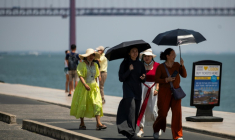 Un groupe de femmes porte des chapeaux et tient des ombrelles pour se protéger du soleil brûlant pendant la première vague de chaleur de l'année à Lisbonne, le 29 juin 2025 ( AFP / CARLOS COSTA )