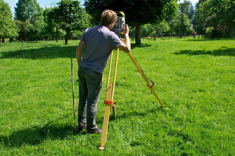 Le bornage permet de fixer les limites d'un terrain - Copyright Adobe Stock