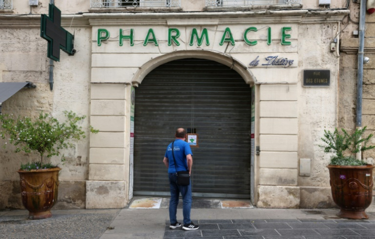 Un homme devant une pharmacie fermée, le 30 mai 2024 à Montpellier ( AFP / Pascal GUYOT )