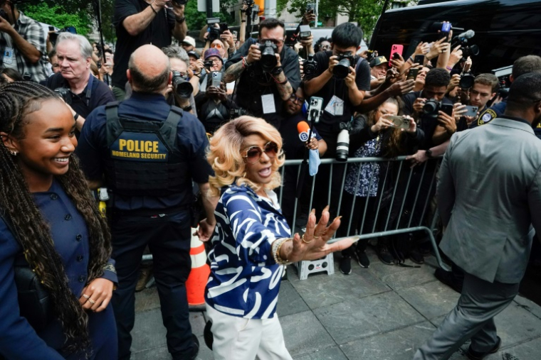 Janice Combs (c), la mère de P. Diddy, à son départ du tribunal après l'énoncé du verdict dans le procès contre son fils, le 2 juillet 2025 à New York ( AFP / TIMOTHY A. CLARY )