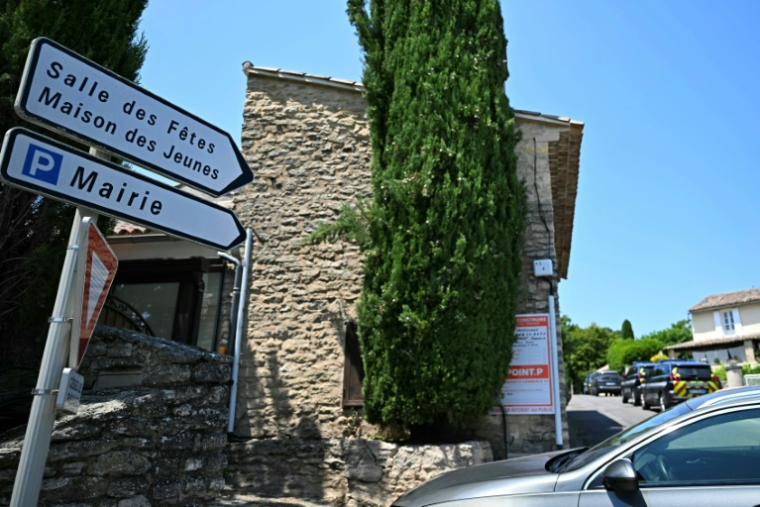Un panneau indique la direction de la salle des fêtes de Goult ( AFP / Gabriel BOUYS )