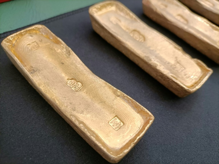 Les lingots pillés sur l'épave du Prince de Conty, une frégate de la compagnie des Indes échouée en 1746 en Bretagne. Photo prise lors de leur restitution à la France, à  Brest (Finistère) le 15 juin 2022 ( AFP / Sandra FERRER )