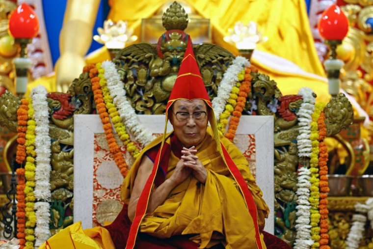 Le Dalaï Lama, chef spirituel de la communauté tibétaine, lors d'une prière aux côtés de milliers de fidèles à McLeod Ganj, dans le nord de l'Inde, le 5 juillet 2025 ( AFP / NIHARIKA KULKARNI )