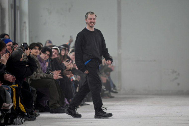 Le créateur belge Glenn Martens, le 7 mars 2023 à Paris ( AFP / JULIEN DE ROSA )