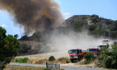 Les sapeurs-pompiers luttent contre un incendie à Bizanet, dans l'Aude, le 30 juin 2025 ( AFP / Ed JONES )