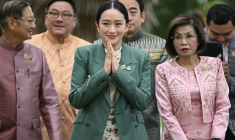 La Première ministre thaïlandaise Paetongtarn Shinawatra (C) arrive avec des membres de son cabinet avant une réunion à la Maison du gouvernement à Bangkok, le 1er juillet 2025 ( AFP / Lillian SUWANRUMPHA )