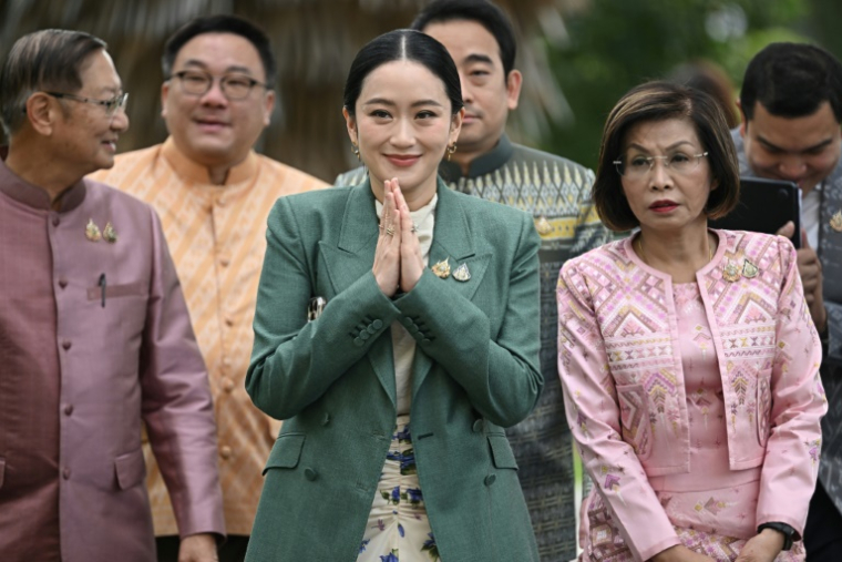 La Première ministre thaïlandaise Paetongtarn Shinawatra (C) arrive avec des membres de son cabinet avant une réunion à la Maison du gouvernement à Bangkok, le 1er juillet 2025 ( AFP / Lillian SUWANRUMPHA )