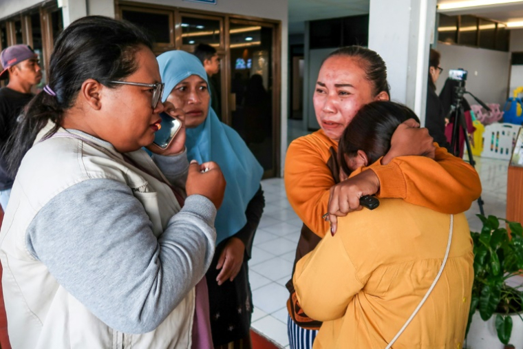 Les secours recherchent plusieurs dizaine de disparus dans le détroit de Bali après le naufrage d'un ferry au large de l'île indonésienne, tandis que des proches des passagers attendent à Banyuwangi, dans l'est de Java, le 3 juillet 2025 ( AFP / STR )