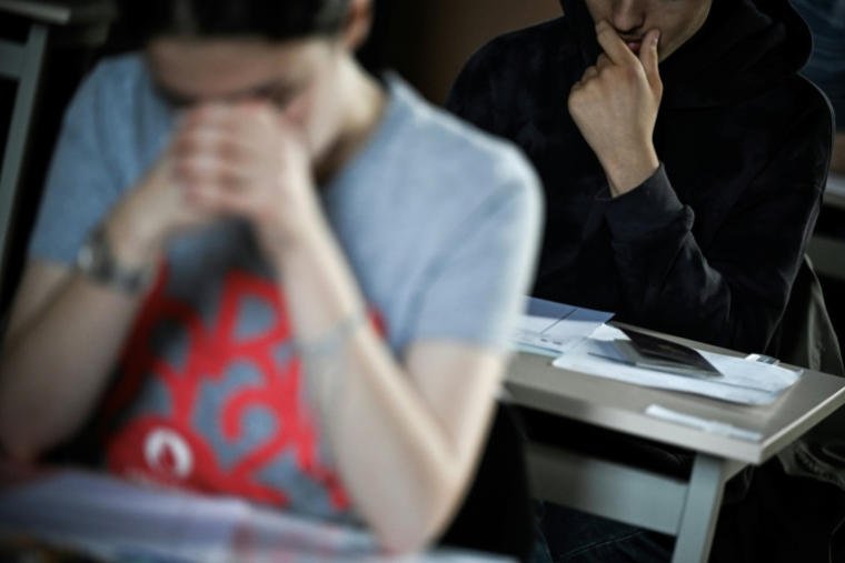 Des élèves se préparent à passer l'épreuve de philosophie du baccalauréat au lycée Chaptal à Paris, le 16 juin 2025 ( AFP / JULIEN DE ROSA )
