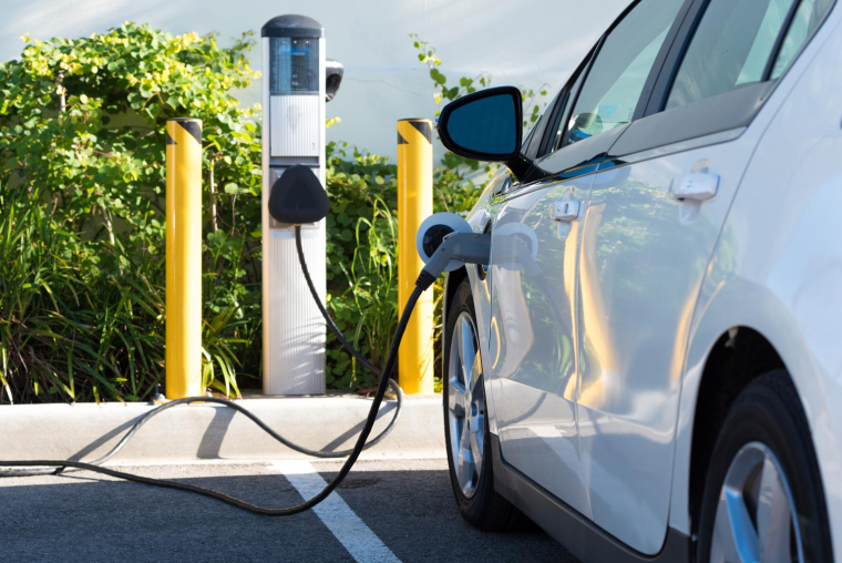 Vous bénéficiez d’une aide si vous achetez un véhicule électrique neuf ou d’occasion sous certaines conditions. crédit photo : Mike Flippo/Shutterstock / Mike Flippo
