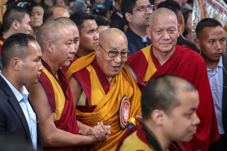 Arrivée du Dalai Lama (C)avant des prières au temple tibétain de McLeod Ganj, en Inde, le 6 juillet 2025, à l'occasion de son 90e anniversaire ( AFP / Sanjay BAID )