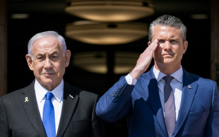 Le ministre américain de la Défense Pete Hegseth (D) se tient aux côtés du Premier ministre israélien Benjamin Netanyahu à son arrivée au Pentagone à Washington, le 9 juillet 2025 ( AFP / SAUL LOEB )