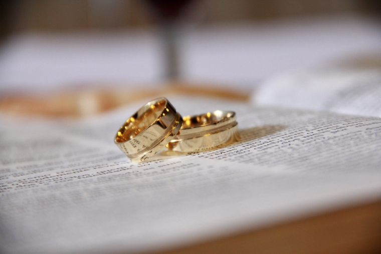 La justice a donné tort à une femme qui mettait en doute le consentement réel de son vieil oncle lors de son mariage avec une femme de 30 ans sa cadette (illustration). (Pixabay / cspxbay)