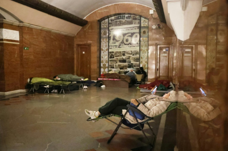 Des habitants de Kiev s'abritent dans une station de métro lors d'une attaque massive russe de drones et de missiles le 4 juillet 2025 ( AFP / Barbara WOJAZER )