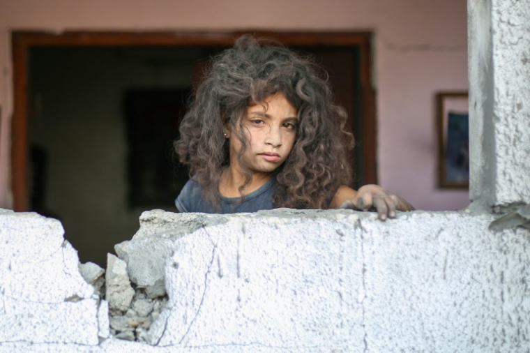 Une jeune Palestinienne au milieu de décombres à Deir el-Balah, dans le centre de Gaza, le 1er juillet 2025 ( AFP / Eyad BABA )