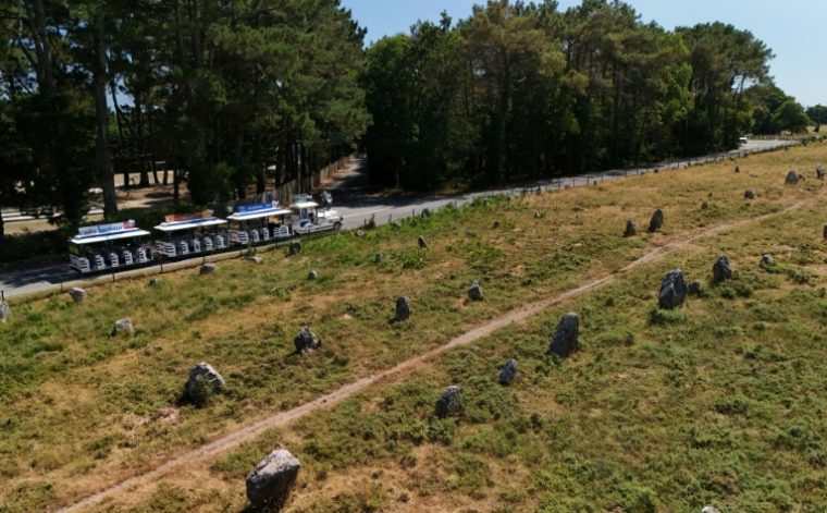 Un circuit en train touristique sur le site des Mégalithes de Carnac, le 4 juillet 2025 dans le Morbihan ( AFP / Damien MEYER )