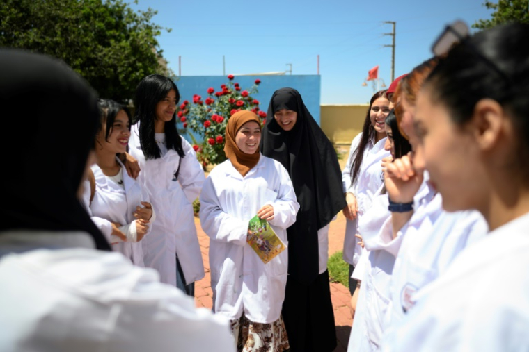 Des élèves lors d'une pause dans l'une des "Ecoles de la deuxième chance" destinées à lutter contre le décrochage scolaire, le 22 mai 2025 dans la ville marocaine de Tiflet, à une soixantaine de kilomètres de Rabat ( AFP / Issam ZERROK )