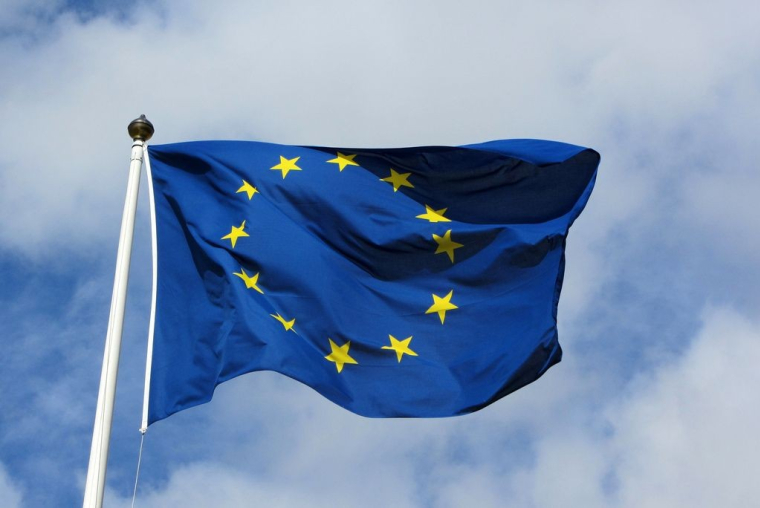 D''un point de vue politique et symbolique, l'émission d'Eurobonds pour financer les déficits publics dus à la crise serait importante, elle manifesterait la solidarité des pays de la zone euro, elle réduirait le sentiment anti-européen qui apparaîtrait aujourd'hui dans certains pays, comme en Italie. (Crédits photo : Flickr - Mpd)